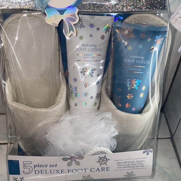 Goldessence 5-Piece Deluxe Foot Care Set w/ Slippers Snow Lily - Picture 7 of 7
